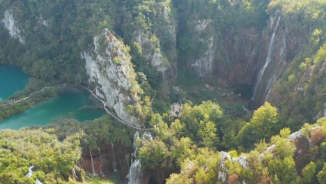 Increíble-Vista-Aérea-De-Drones-De-Lagos-Turquesas-Brillantes-Conectados-Con-Cascadas-Entre-Acantilados-Rocosos-Y-Bosques-Densos