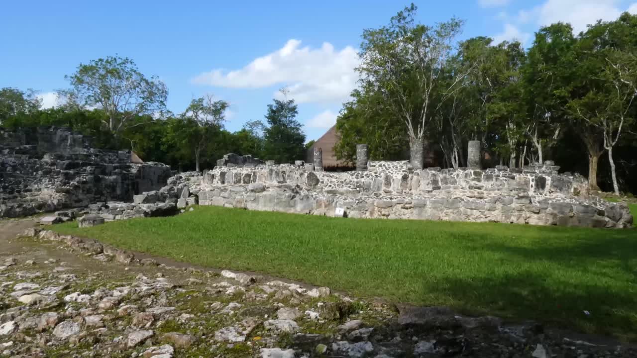 las columnas a la izquierda en san gervasio, sitio arqueológico maya, cozumel, méxico