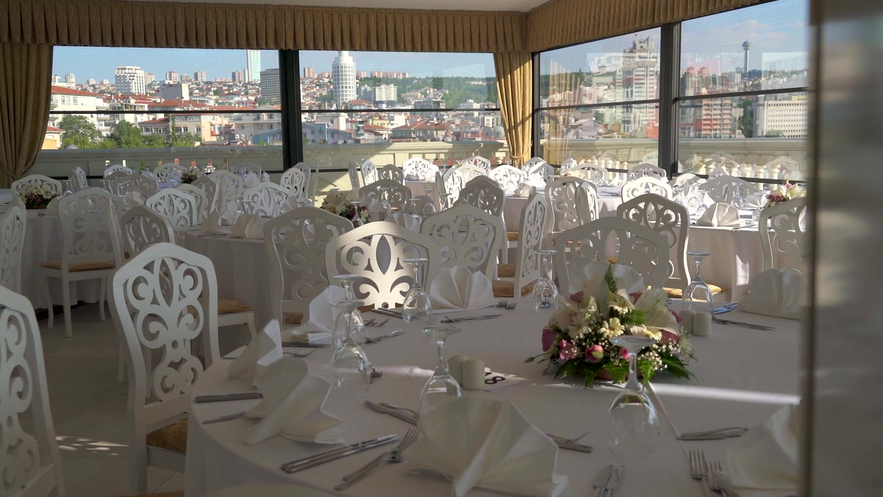 Montaje elegante de salón de banquetes con vista panorámica de la ciudad