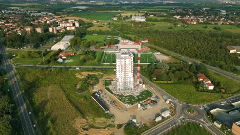 Grúa-Para-La-Construcción-Del-Rascacielos-Residencial-Torre-Del-Verde-En-Vimercate,-Brianza-En-Italia.