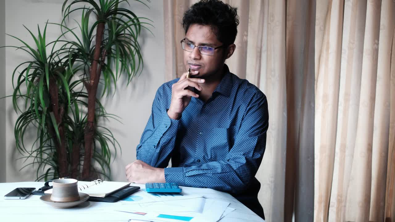 hombre que trabaja en el hogar o en la oficina