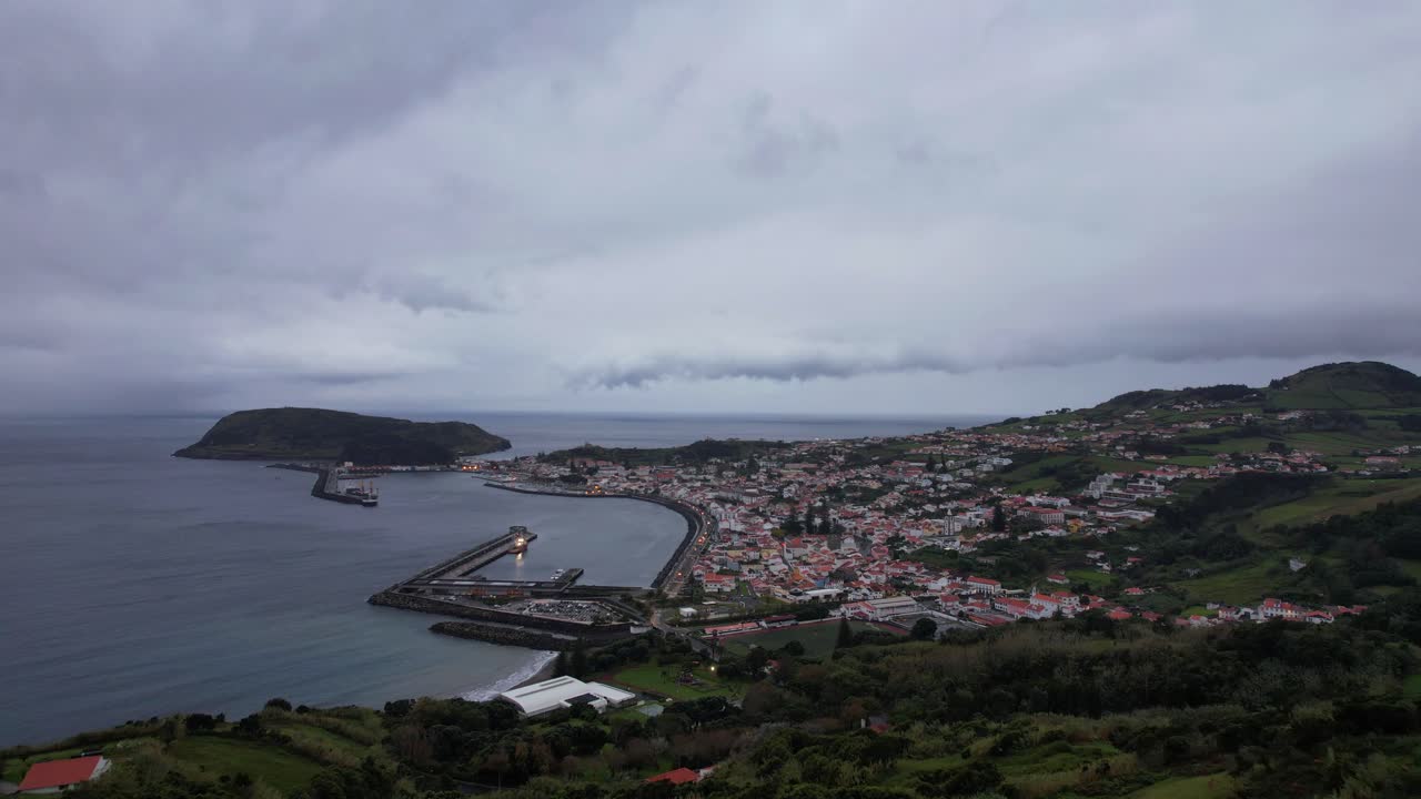 la ciudad costera de horta y el monte da guia en el fondo bajo un cielo tormentoso