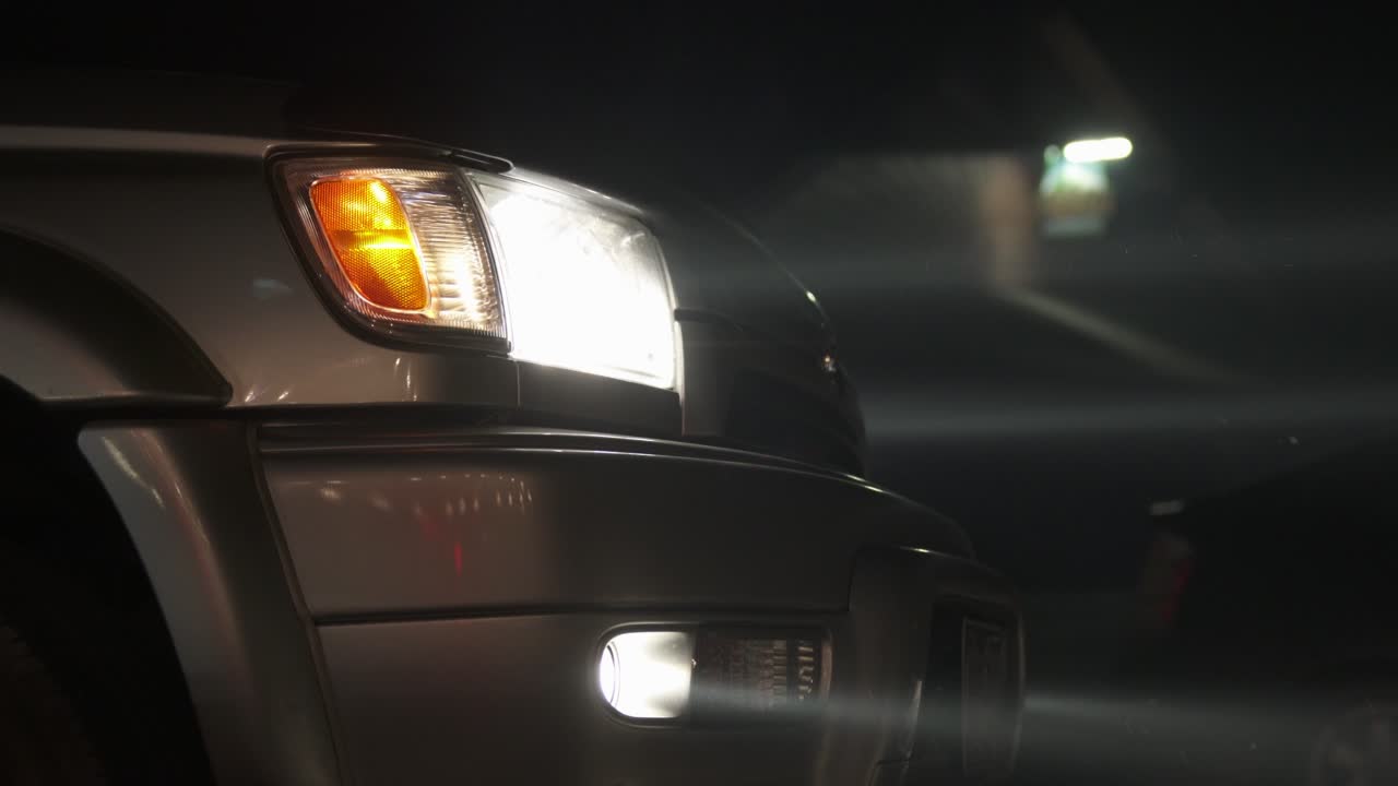 콜로라도주 헤드라이트에서 동쪽의 번거로운 산불의 연기와 재