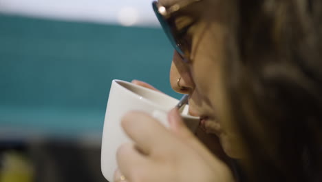 Toma-En-Cámara-Lenta-De-Una-Hermosa-Mujer-Sonriendo-Y-Tomando-Un-Trago-De-Su-Bebida-Caliente