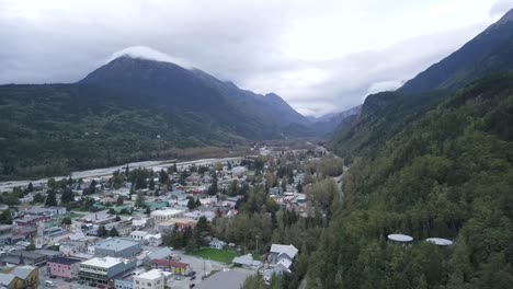 petite ville dans le sud-est de l'alaska, skagway, klondike trail, ville minière d'or historique, vue aérienne avec des montagnes en arrière-plan