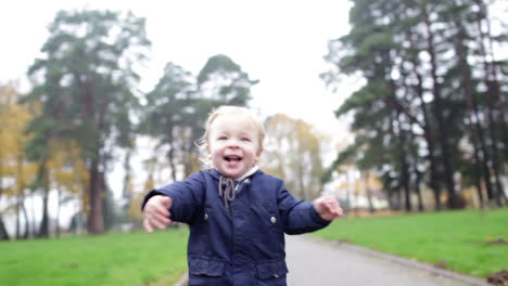 Un-Niño-Pequeño-Está-Caminando