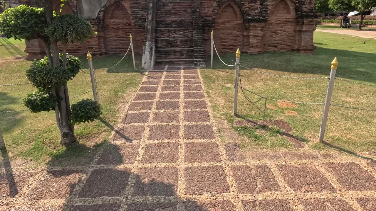 caminar hacia las ruinas del templo histórico bajo un cielo soleado