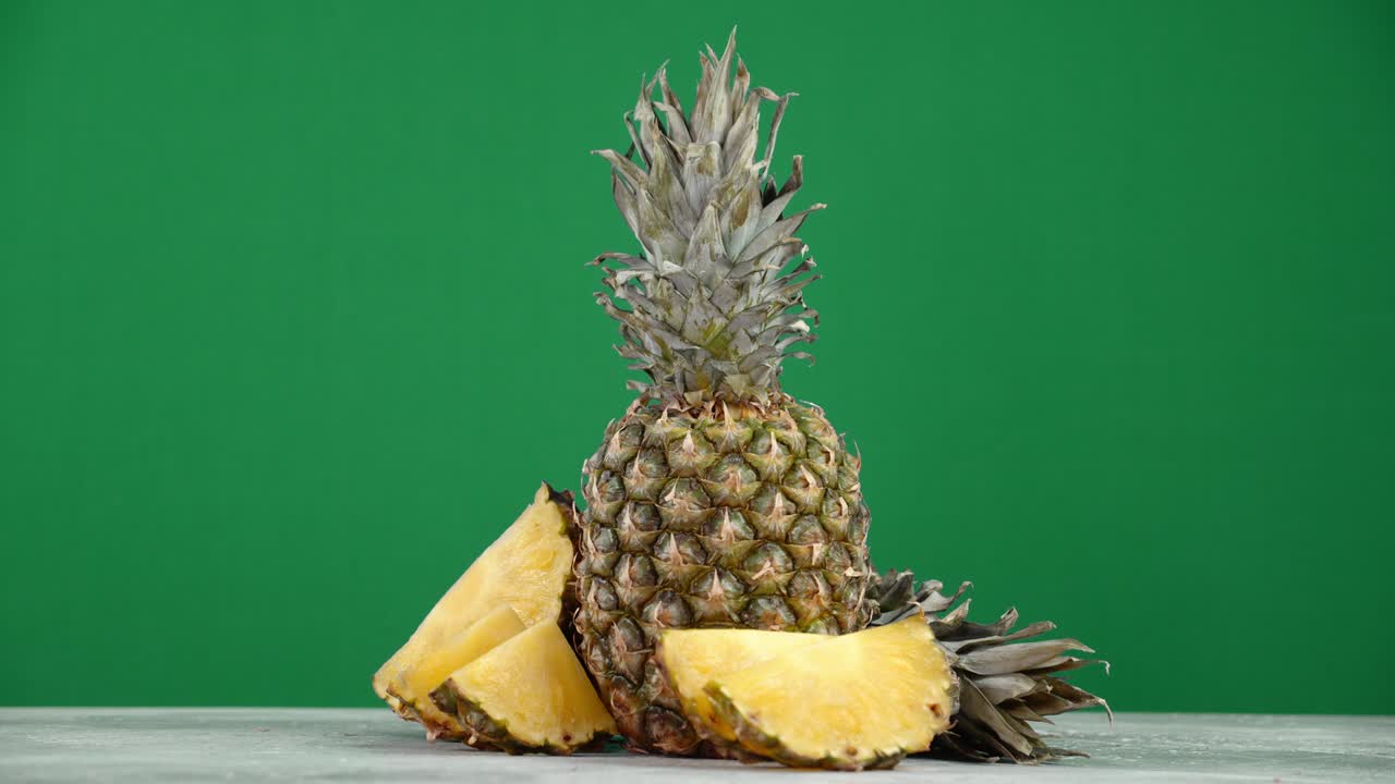 la piña con verduras y la piña cortada gira lentamente.