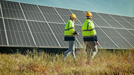 Hombres,-Caminata-Y-Trabajo-En-Equipo-Para-Instalación-Solar.