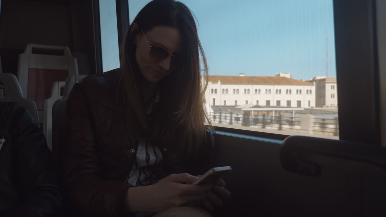 viaje en autobús con teléfono móvil