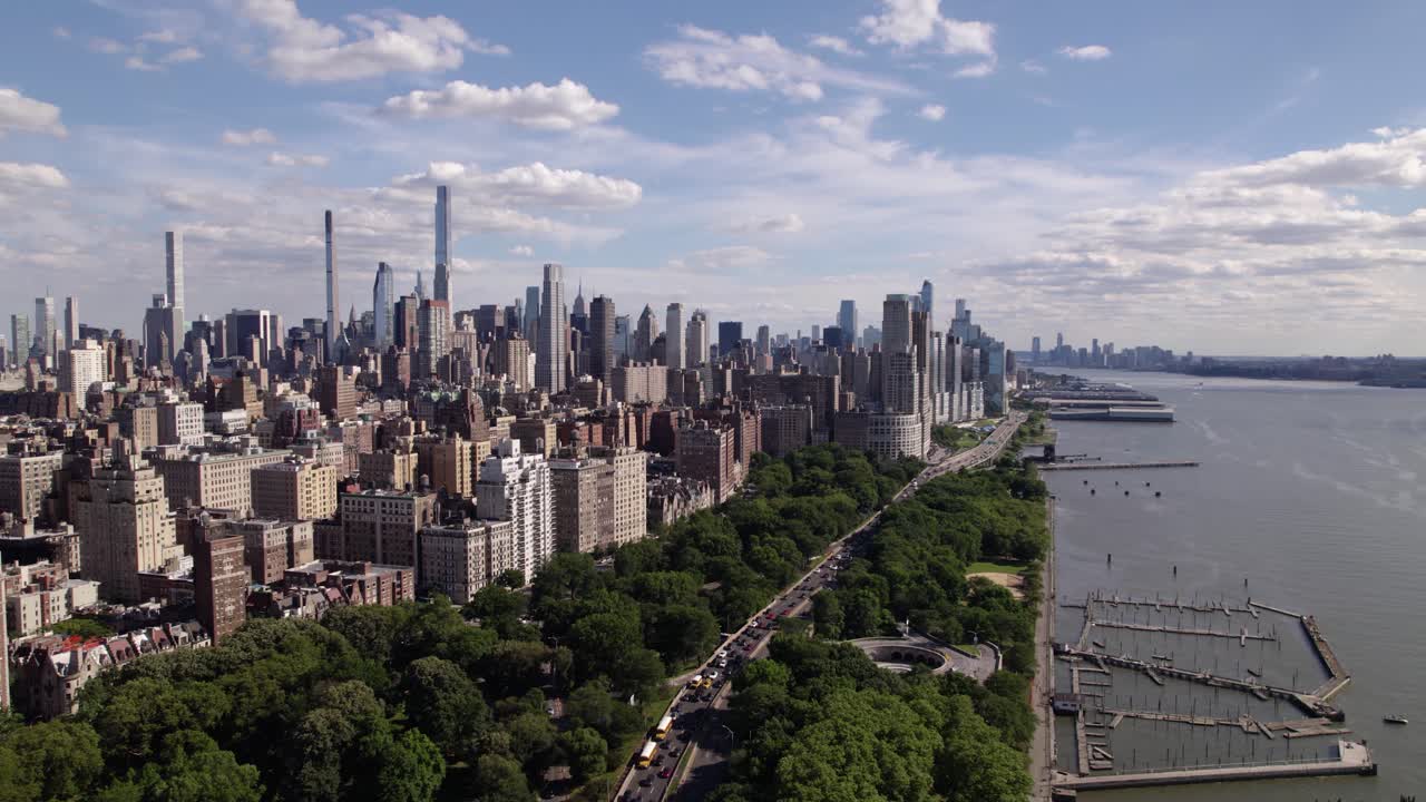화창한 뉴욕 미국의 여름, 어퍼 맨하탄과 허드슨 강의 조감도