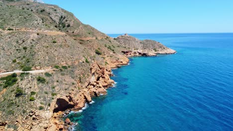 Vista-Aérea-De-La-Península-De-Punta-De-La-Escalata-Por-El-Mar-Mediterráneo-En-Un-Día-Soleado-De-Verano-En-Benidorm,-Alicante,-España