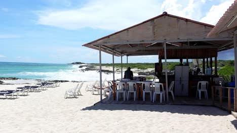 Un-Pabellón-Casi-Vacío-En-Una-Playa-De-La-Isla-De-Cozumel,-México-Durante-La-Pandemia-De-Covid-19