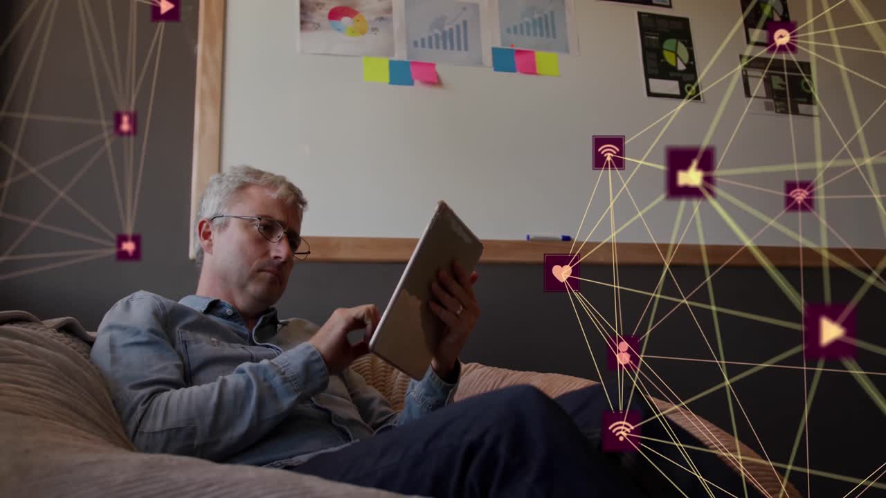 사무실에서 코카시안 사업가에 대한 아이콘과의 연결의 애니메이션