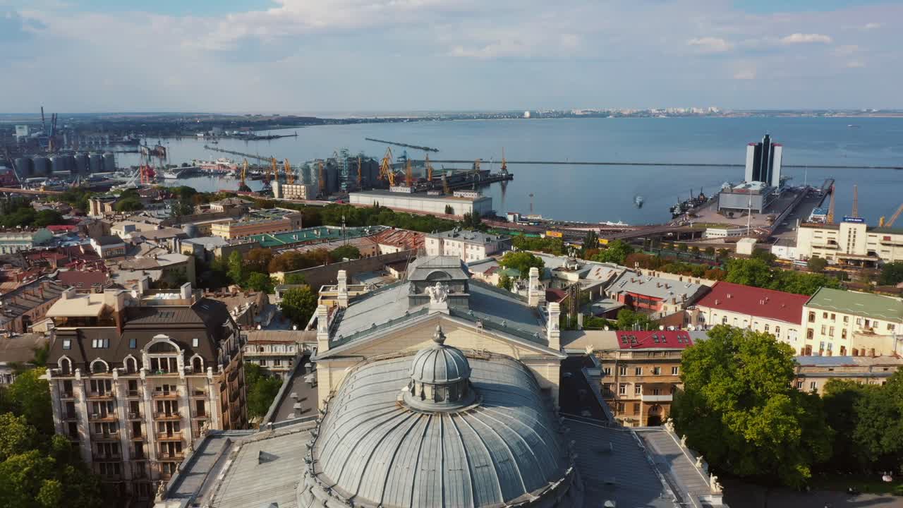 vista aérea de la ópera de odessa y el puerto
