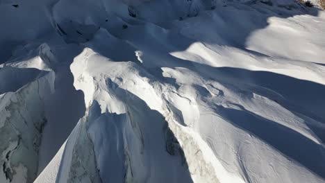 Empuje,-Antena:-Glaciar-Y-Grietas-Con-Nieve,-Alpes-Suizos-En-Invierno