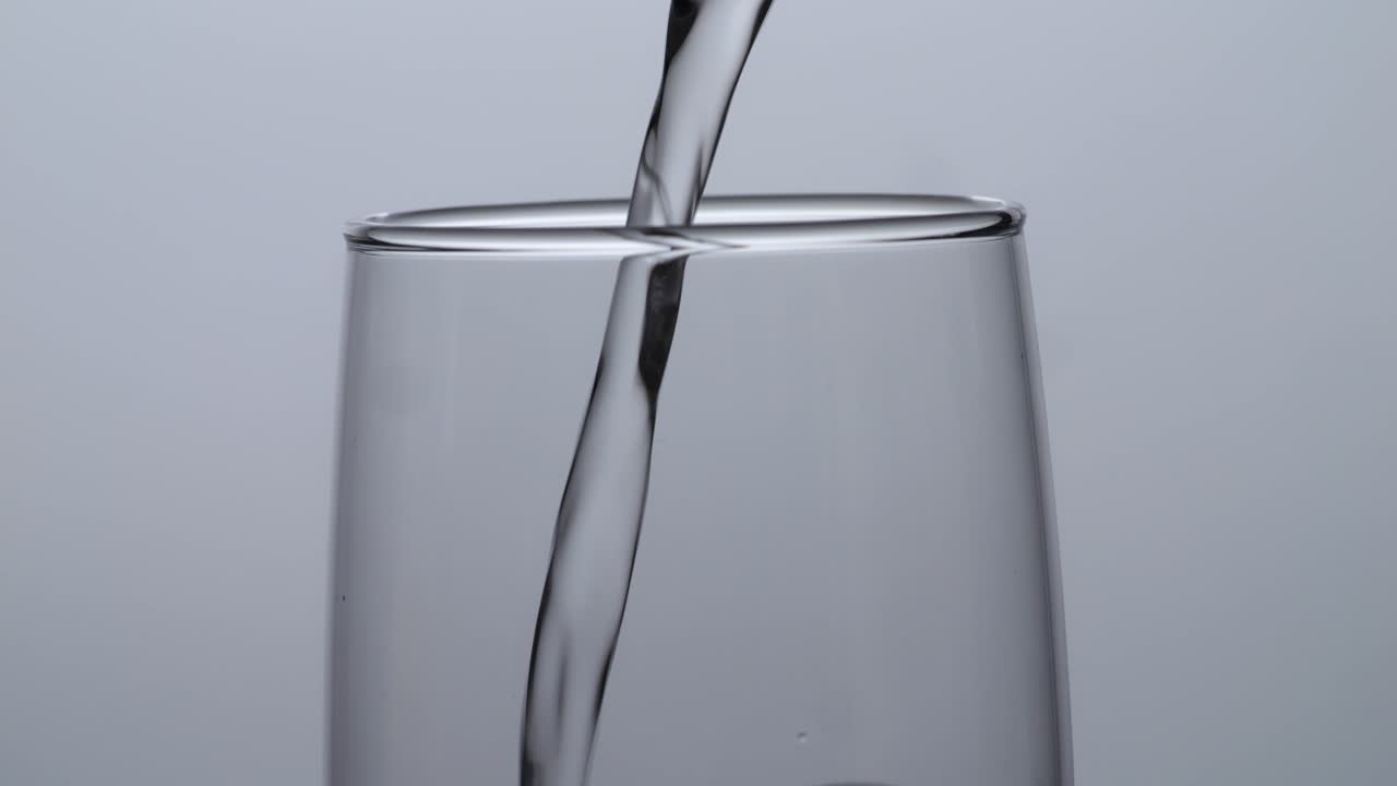 유리잔 에 물 을 부어 넣는 것