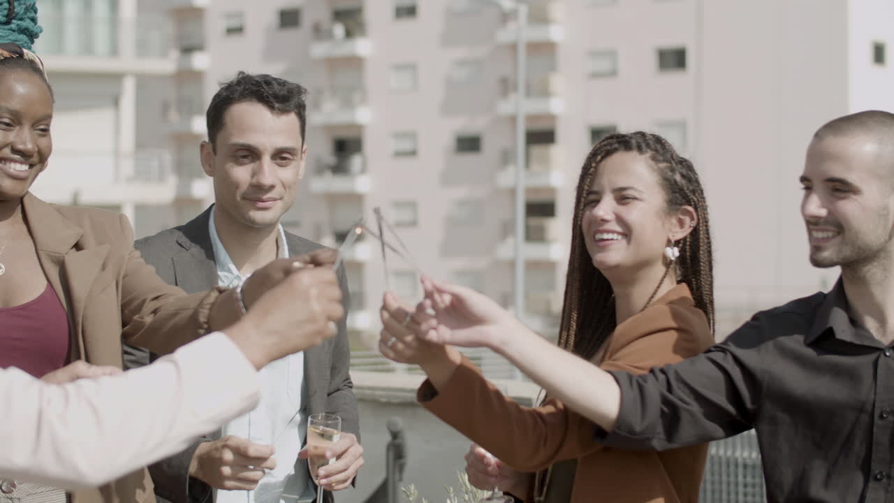 비즈니스 파티에서 스파클링 음료와 폭죽을 가진 직원