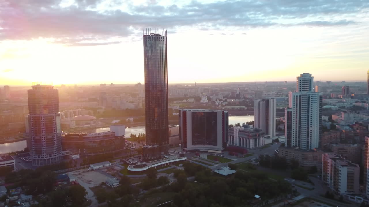 Nascer do Sol sobre o Horizonte da Cidade com Arranha-céus Modernos
