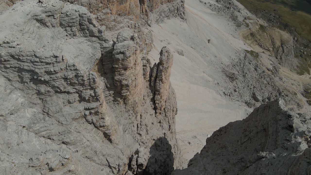 불모의 침식 높은 산 정상, 적대적인 고원 공중 전망, 이탈리아 백운석