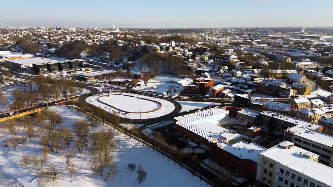 Kaunasin kaupungin lumiset katot Liettuassa, panoraamailmakuva.