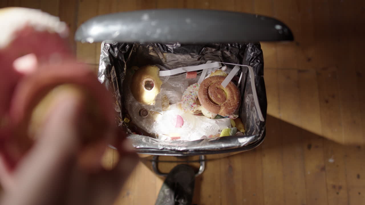 남은 도이 손으로 쓰레기통에 버려지는 빈곤, 음식 폐기물