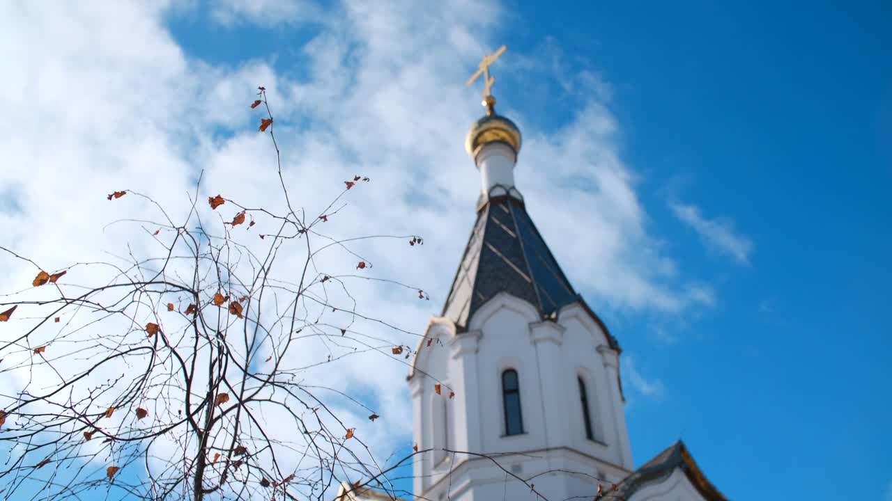 православная церковная башня с облачным небом