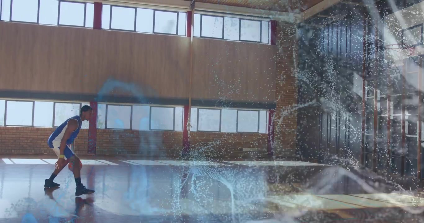 Giocatore di basket maschio che palleggia con un crossover, attivando un vortice tecnologico blu che si intensifica e svanisce sul campo.