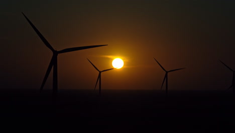 silhouette di turbine eoliche durante un tramonto ventoso in brasile