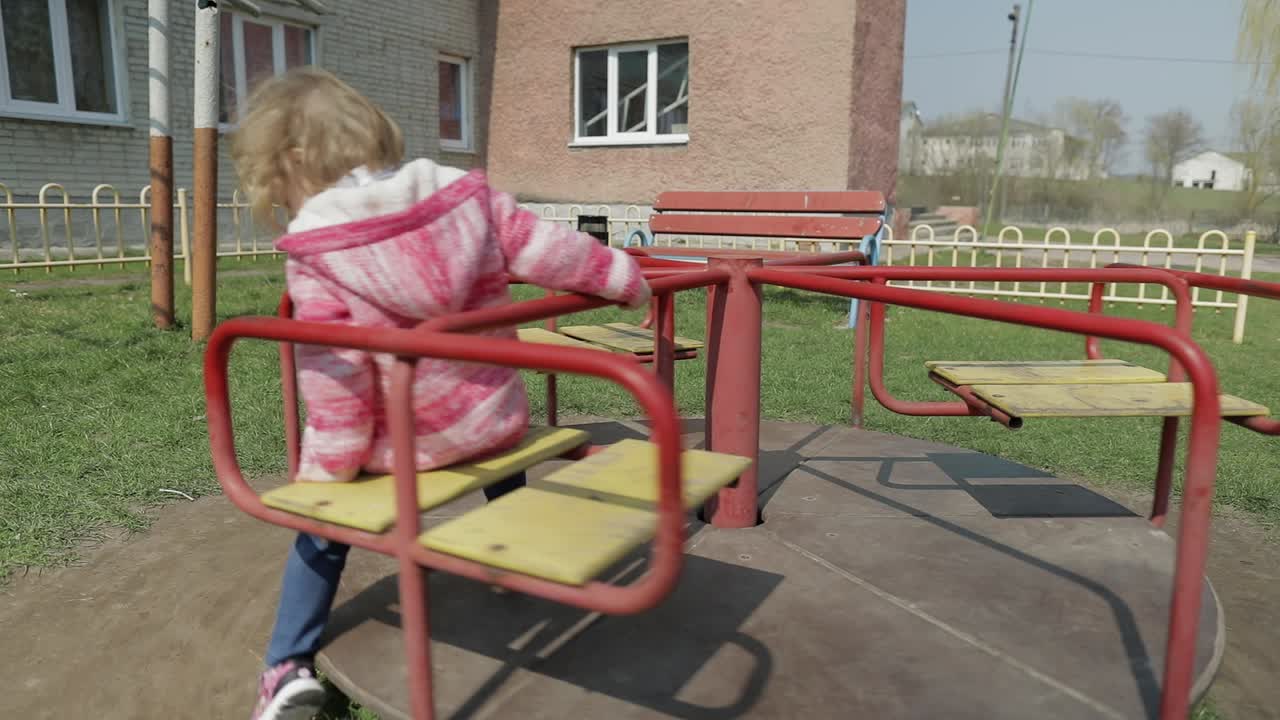 una chica linda y divertida está jugando. una niña alegre divirtiéndose en el patio de recreo