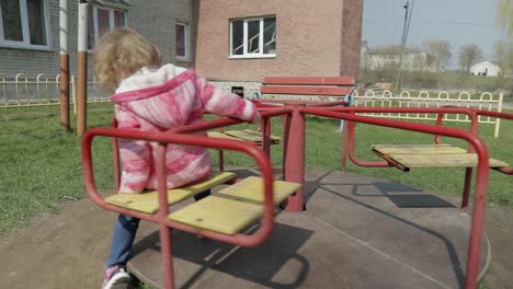 Una-Linda-Y-Divertida-Chica-Está-Jugando.-Una-Niña-Alegre-Divirtiéndose-En-El-Patio-De-Recreo