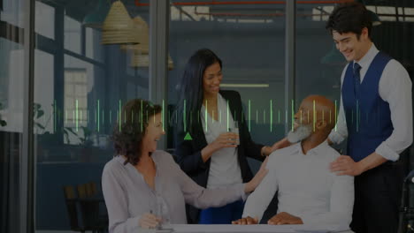 animación del procesamiento de datos financieros sobre diversas personas de negocios en la oficina
