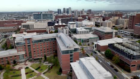 Luftorbit-Der-University-Of-Alabama-In-Birmingham,-Aufgenommen-In-5-Km