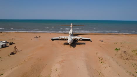avión militar abandonado en una playa desierta