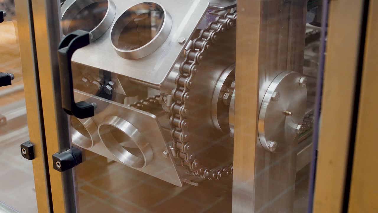 생산 공장 작업실에서 기계 도구 부품. 파이프 라인 클로즈업