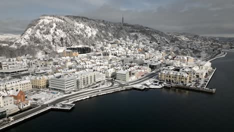 Vuelo-Rápido-Hacia-La-Lechería-En-Ålesund,-Noruega