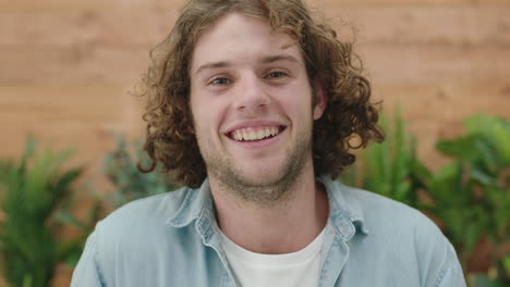 Un-Joven-Apuesto-Retrato-De-Un-Hombre-Atractivo-Riendo-Alegre-Mirando-A-La-Cámara-Feliz