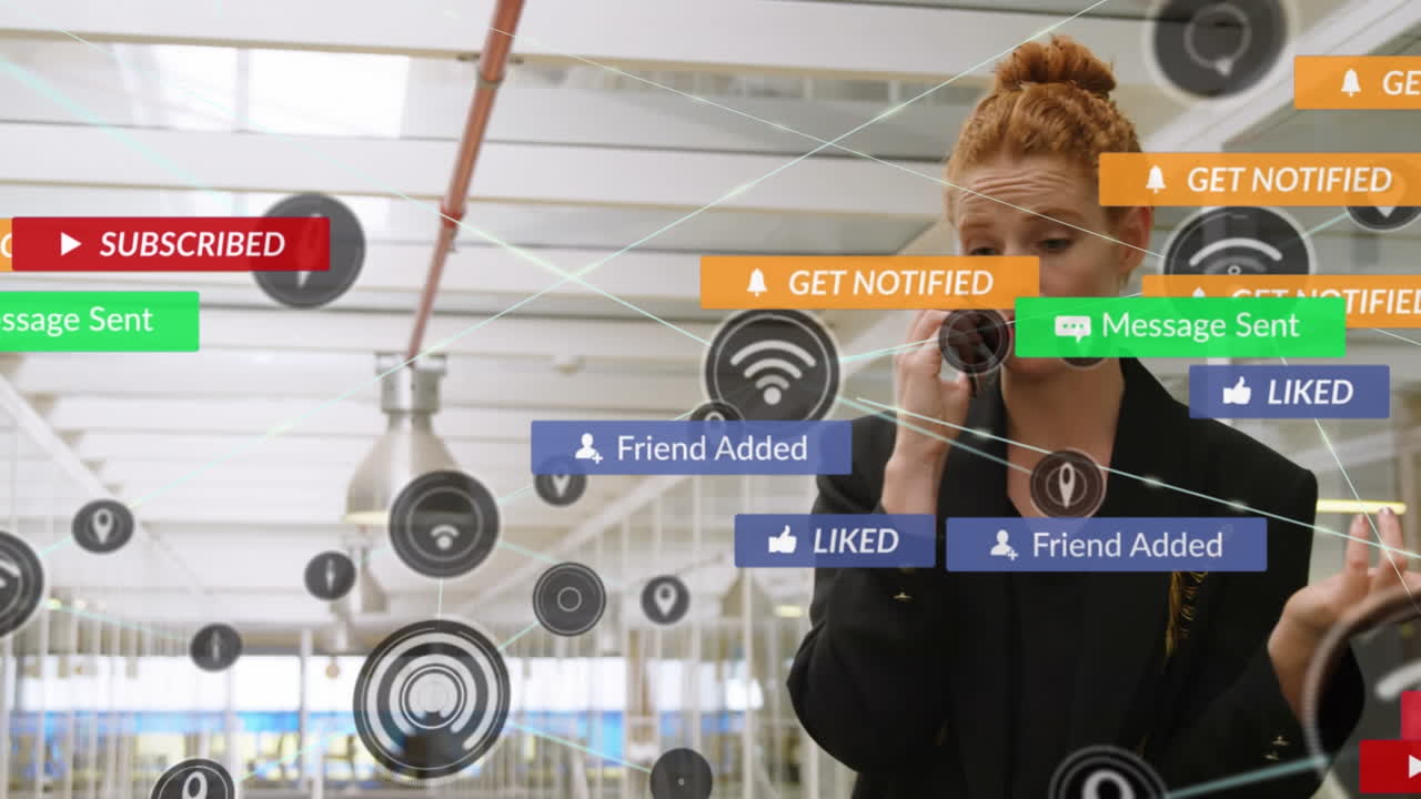 animación de iconos conectados, barras de notificación, mujer de negocios caucásica hablando por teléfono móvil
