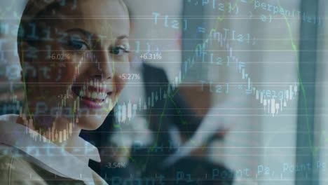 animación del procesamiento de datos sobre una mujer de negocios caucásica sonriendo