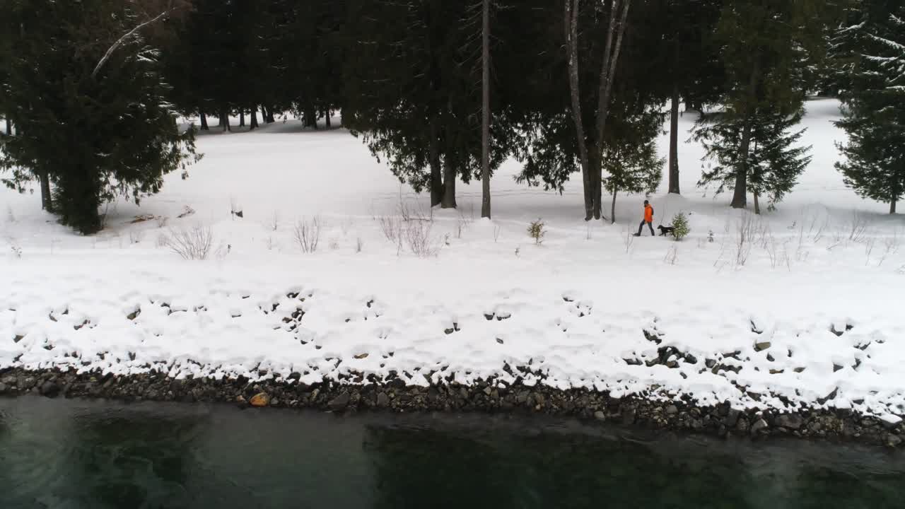 눈  ⁇ 인 숲에서 개와 함께  ⁇ 고 있는 남자 4k