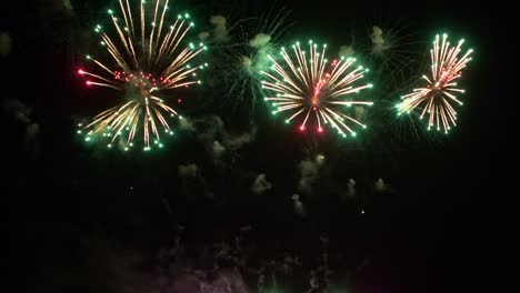 hermosa exhibición de trabajo de fuego colorido por la noche para la celebración en el festival