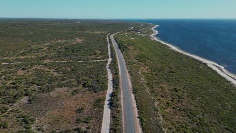 Vista-Aérea-De-La-Carretera-Del-Océano-índico-En-El-Estado-Australiano,-Recorrido-Panorámico-Por-La-Carretera-Costera-Junto-Al-Mar,-Australia-Occidental