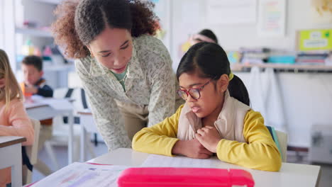 Maestra,-Niña-Y-Leyendo-Con-Pregunta