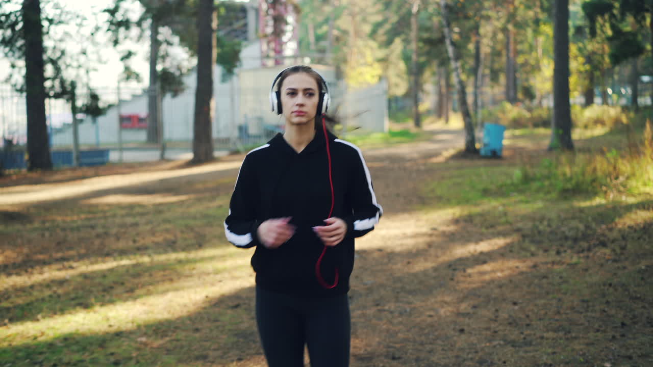 mujer corriendo en un parque