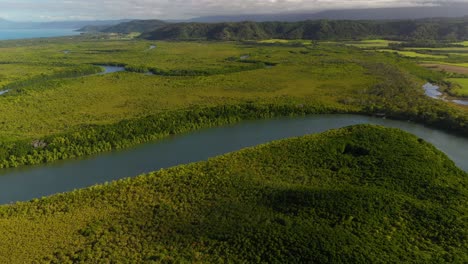 Río-Daintree-Con-Gran-Fondo-De-Rango-Divisorio,-Paisaje-Aéreo