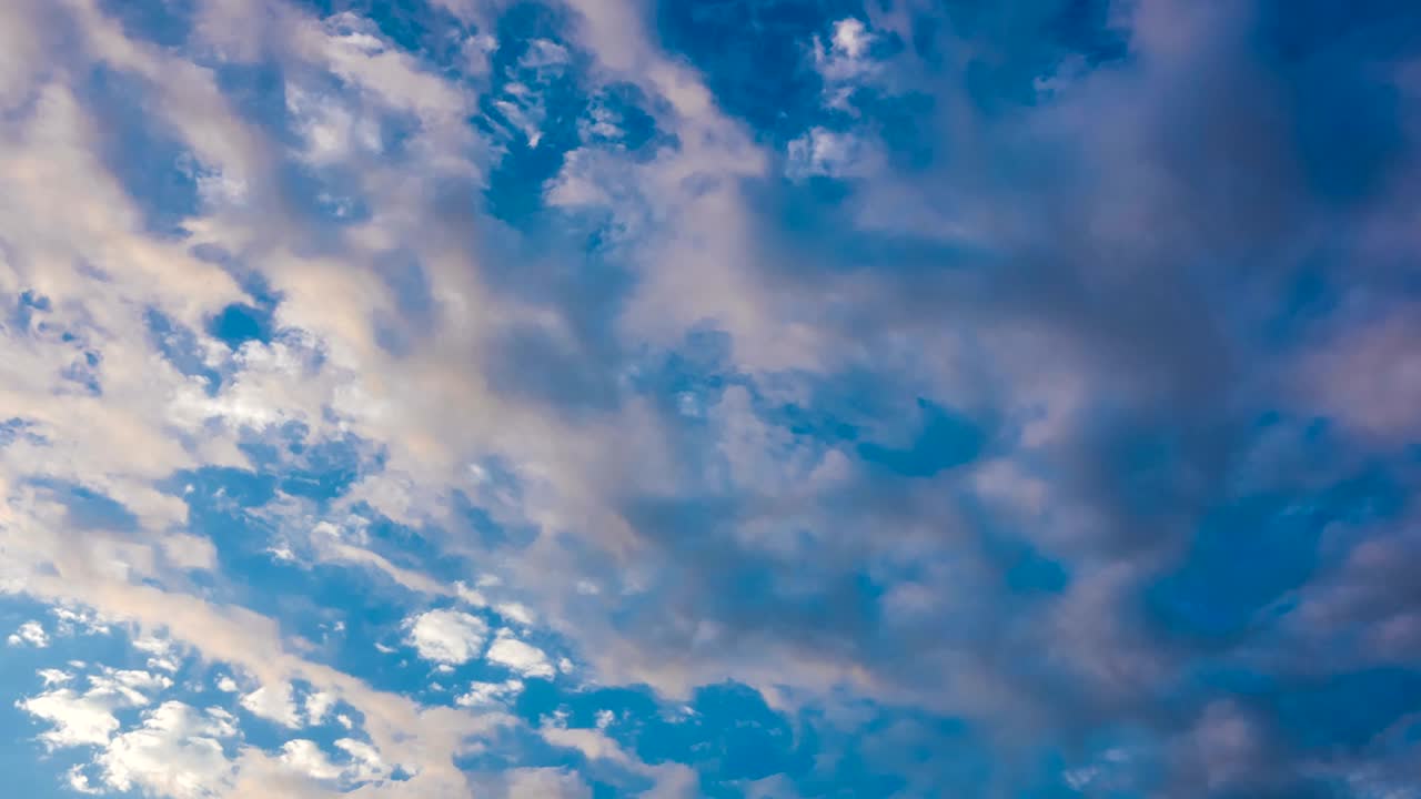 구름이 하늘을 가로질러 날아갑니다. 타임스