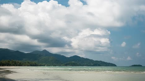 Timelapse-De-Cúmulos-Y-Cirros-Que-Se-Forman-Sobre-La-Playa-Costera-En-La-Isla-Tropical-De-Koh-Chang-En-Tailandia