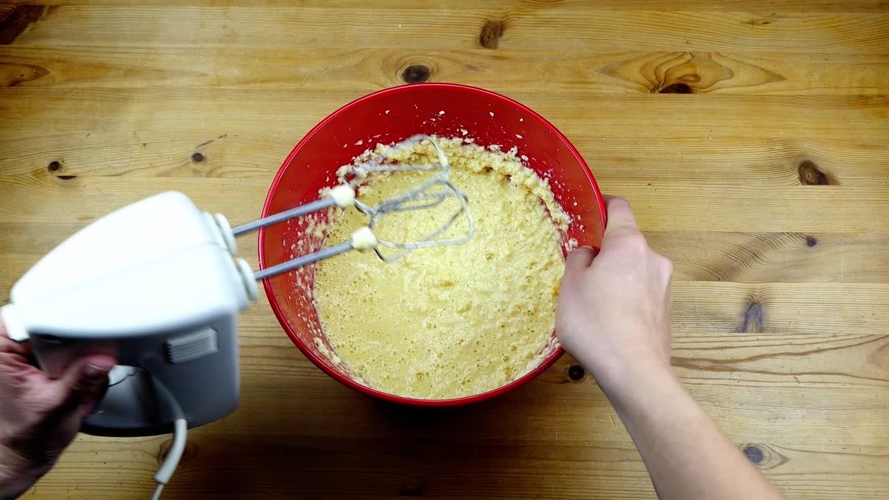 finish mixing a cookie dogh