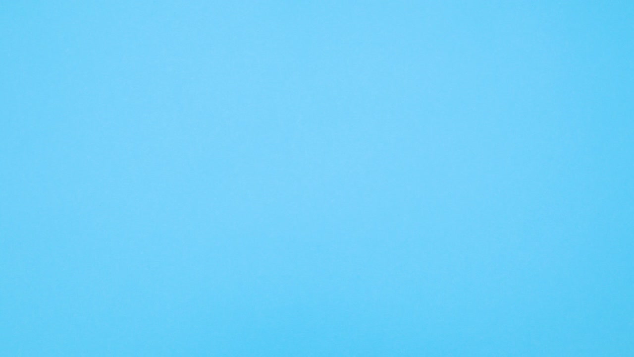 Forebyggelse af covid-19: masker, vaccine, vitaminer vises på blåt tema. Stop motion.