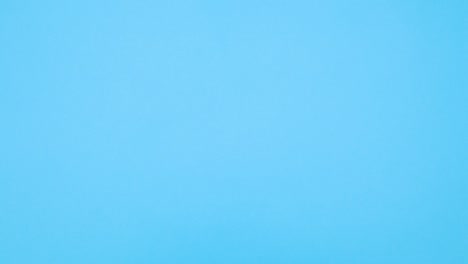 la prevención de la covid-19 máscaras, vacunas, vitaminas aparecen en el tema azul.